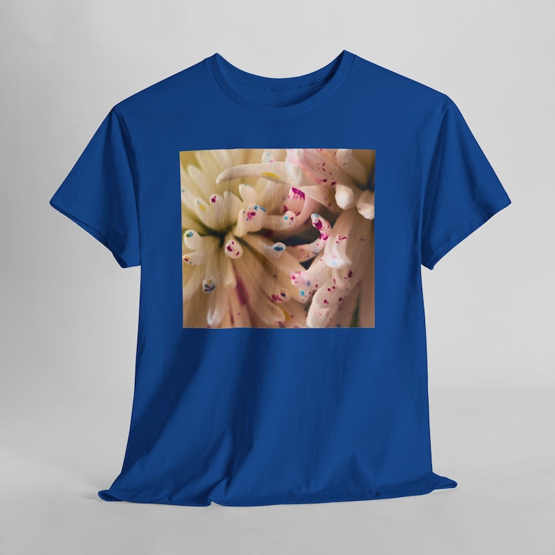 Camiseta con estampado floral y motas de color. Royal