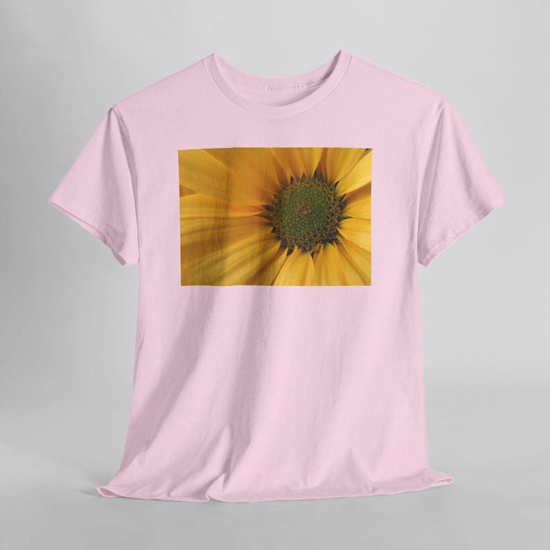 Sonnenblumen-T-Shirt mit Nahaufnahme, gelbes T-Shirt mit Naturblumenmotiv Bild 1