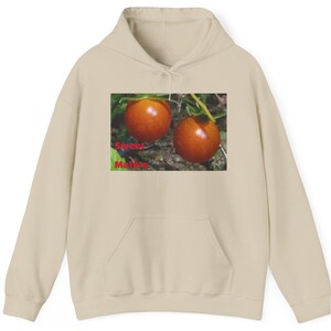 Tomatträdgård Fotohuvtröja – Mysig unisex-tröja Sand