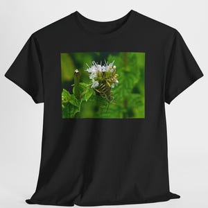 Maglietta fotografica Sweat Bee on Mint Flower – Maglietta per amanti della natura Black