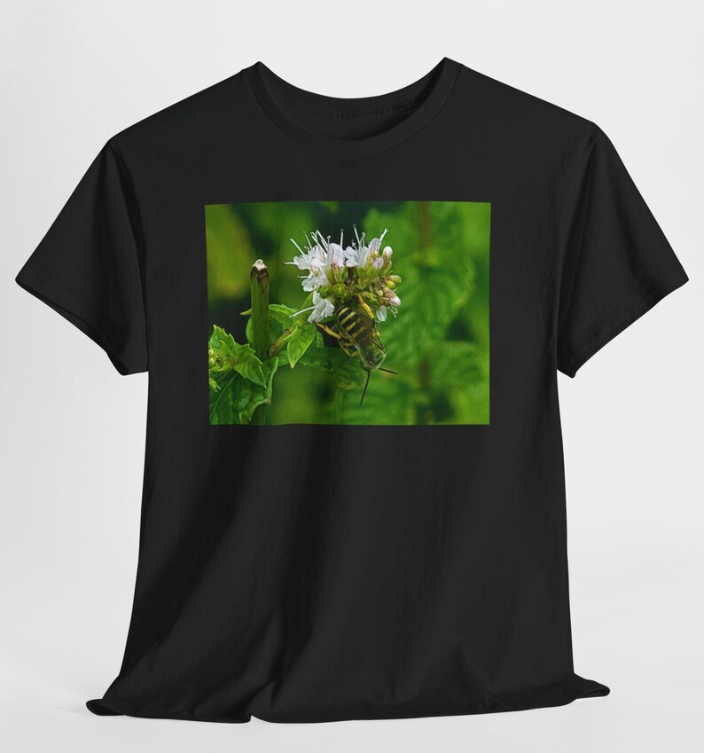 Maglietta fotografica Sweat Bee on Mint Flower – Maglietta per amanti della natura Black
