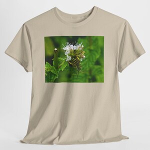 Maglietta fotografica Sweat Bee on Mint Flower – Maglietta per amanti della natura Sand