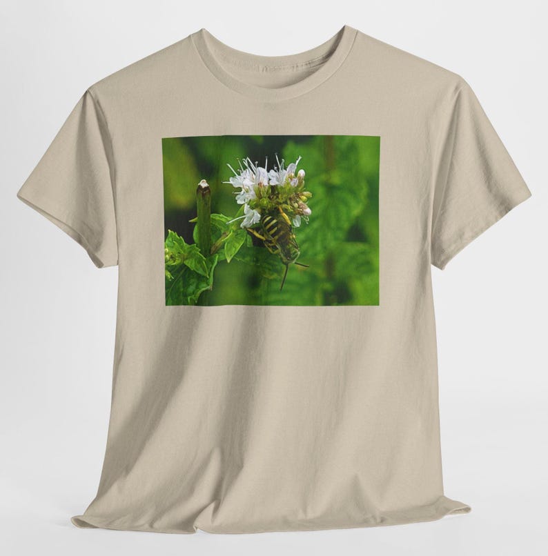 Maglietta fotografica Sweat Bee on Mint Flower – Maglietta per amanti della natura Sand
