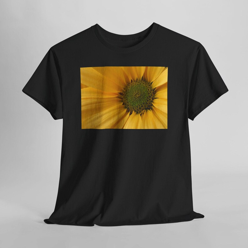 Sonnenblumen-T-Shirt mit Nahaufnahme, gelbes T-Shirt mit Naturblumenmotiv Black
