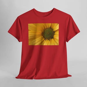Sonnenblumen-T-Shirt mit Nahaufnahme, gelbes T-Shirt mit Naturblumenmotiv Red