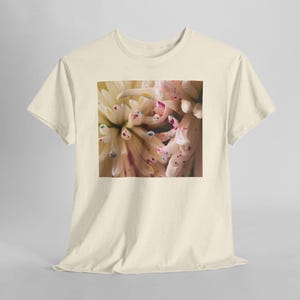 Camiseta con estampado floral y motas de color. Natural