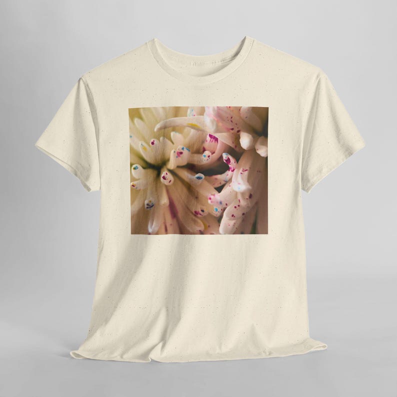 Camiseta con estampado floral y motas de color. Natural