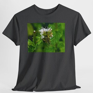 Maglietta fotografica Sweat Bee on Mint Flower – Maglietta per amanti della natura Dark Heather