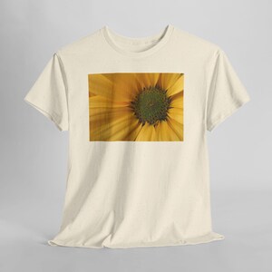 Sonnenblumen-T-Shirt mit Nahaufnahme, gelbes T-Shirt mit Naturblumenmotiv Natural