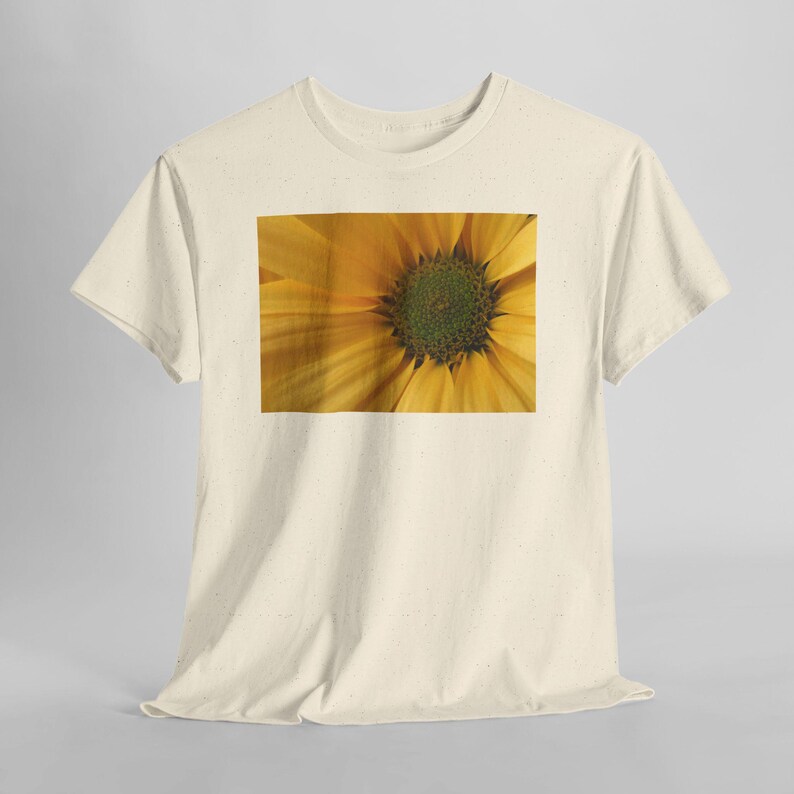 Sonnenblumen-T-Shirt mit Nahaufnahme, gelbes T-Shirt mit Naturblumenmotiv Natural