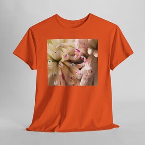 Camiseta con estampado floral y motas de color. Orange