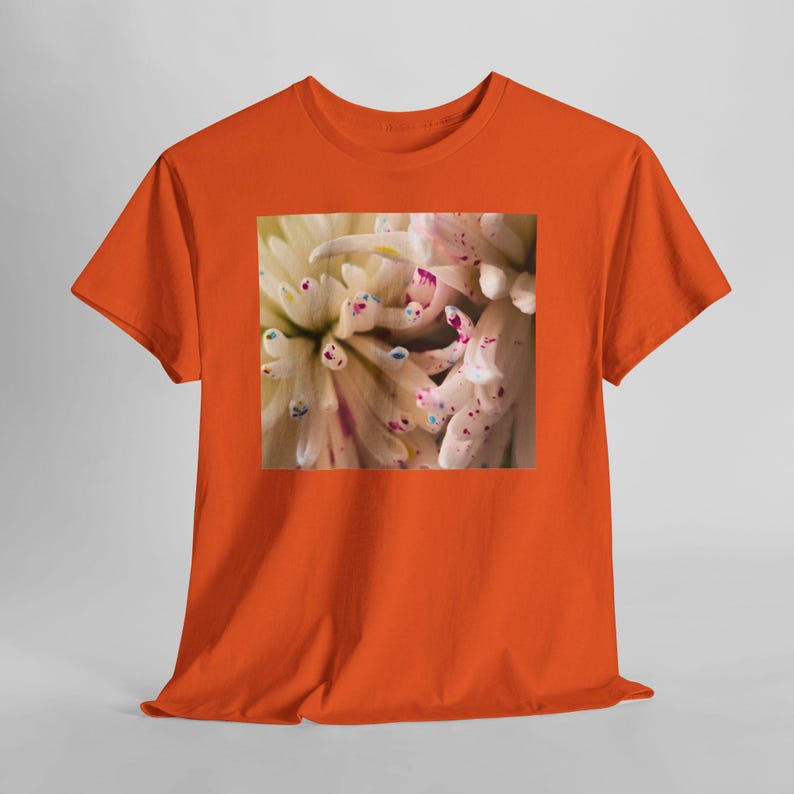 Camiseta con estampado floral y motas de color. Orange