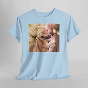 Camiseta con estampado floral y motas de color. Light Blue