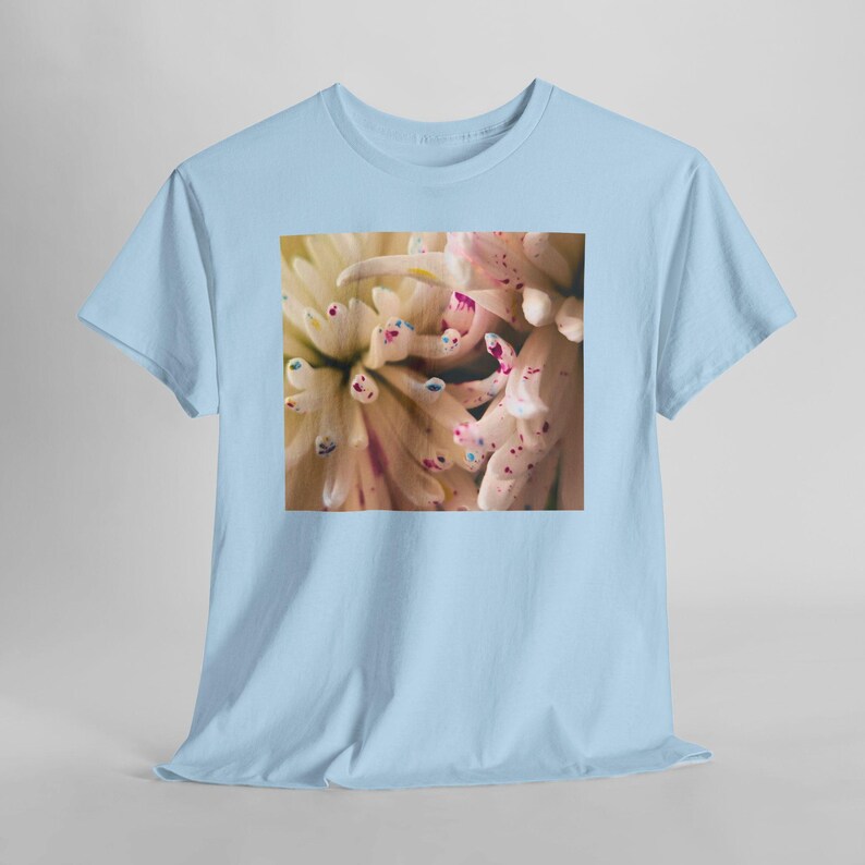 Camiseta con estampado floral y motas de color. Light Blue