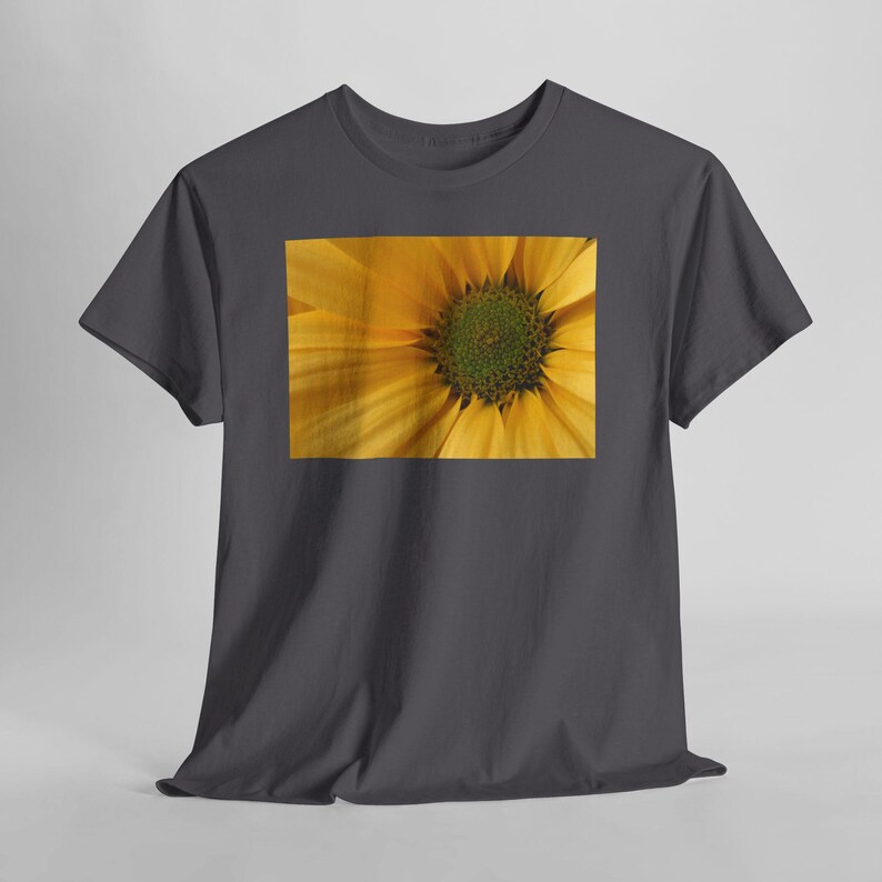 Sonnenblumen-T-Shirt mit Nahaufnahme, gelbes T-Shirt mit Naturblumenmotiv Charcoal