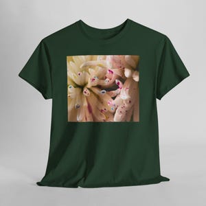 Camiseta con estampado floral y motas de color. Forest Green