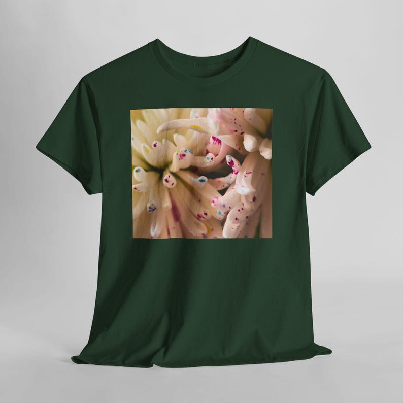 Camiseta con estampado floral y motas de color. Forest Green
