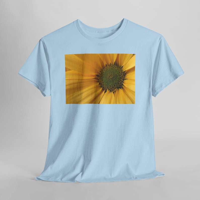 Sonnenblumen-T-Shirt mit Nahaufnahme, gelbes T-Shirt mit Naturblumenmotiv Bild 2