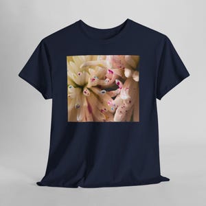 Camiseta con estampado floral y motas de color. Navy