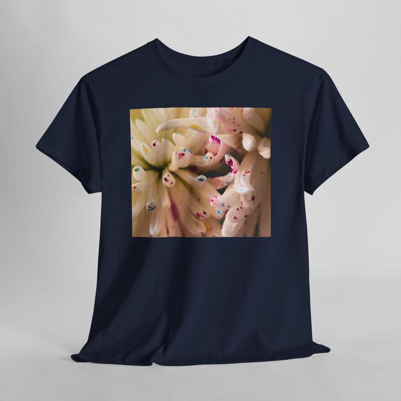 Camiseta con estampado floral y motas de color. Navy