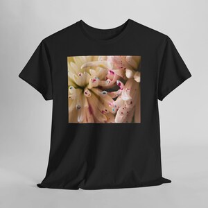 Camiseta con estampado floral y motas de color. Black