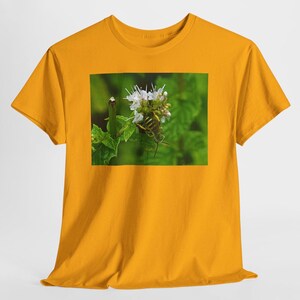Maglietta fotografica Sweat Bee on Mint Flower – Maglietta per amanti della natura Gold