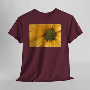 Sonnenblumen-T-Shirt mit Nahaufnahme, gelbes T-Shirt mit Naturblumenmotiv Maroon