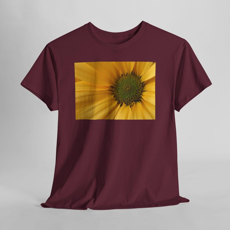 Sonnenblumen-T-Shirt mit Nahaufnahme, gelbes T-Shirt mit Naturblumenmotiv Maroon