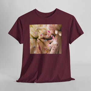 Camiseta con estampado floral y motas de color. Maroon