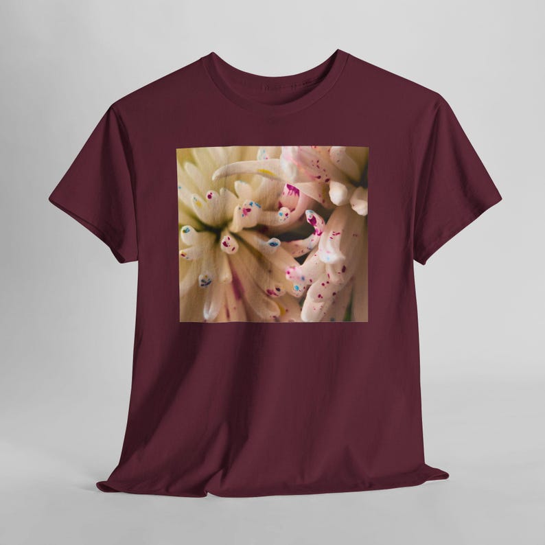 Camiseta con estampado floral y motas de color. Maroon