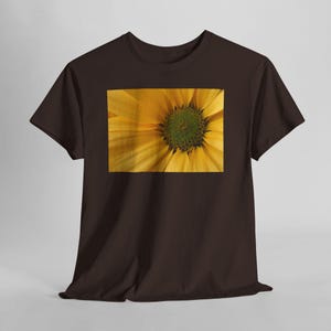 Sonnenblumen-T-Shirt mit Nahaufnahme, gelbes T-Shirt mit Naturblumenmotiv Dark Chocolate