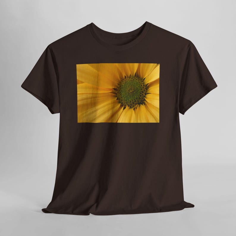 Sonnenblumen-T-Shirt mit Nahaufnahme, gelbes T-Shirt mit Naturblumenmotiv Dark Chocolate