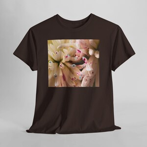 Camiseta con estampado floral y motas de color. Dark Chocolate