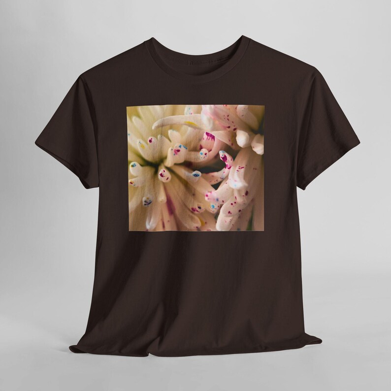 Camiseta con estampado floral y motas de color. Dark Chocolate