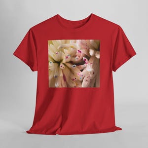 Camiseta con estampado floral y motas de color. Red