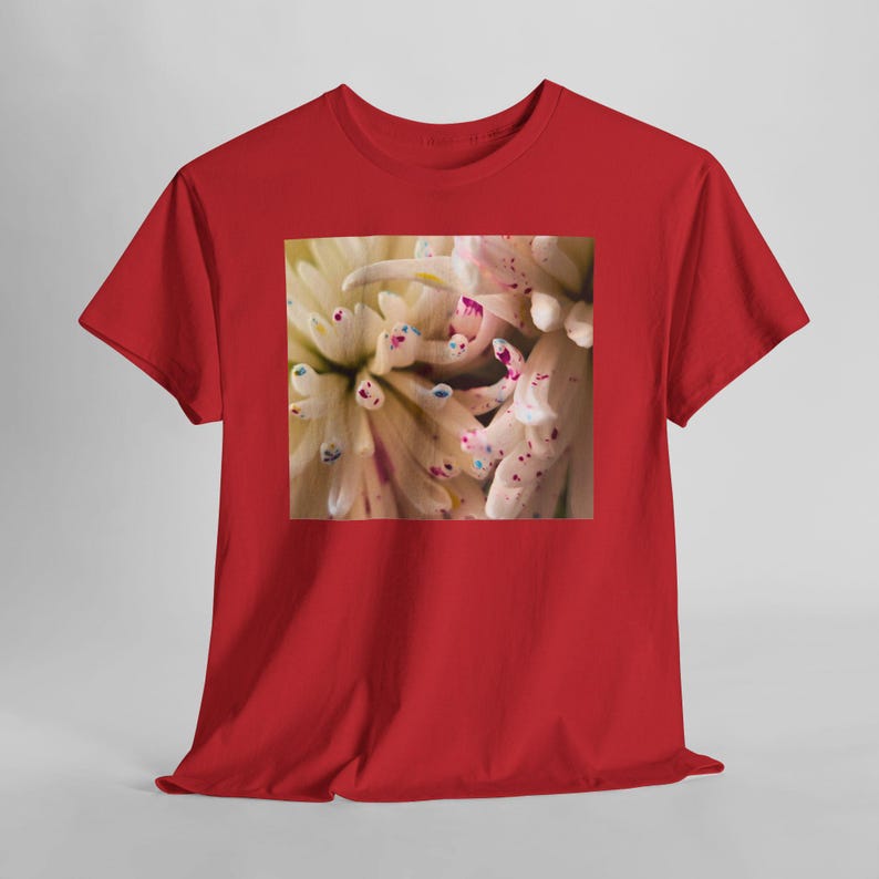 Camiseta con estampado floral y motas de color. Red