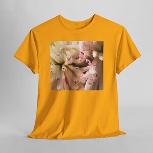 Camiseta con estampado floral y motas de color. Gold