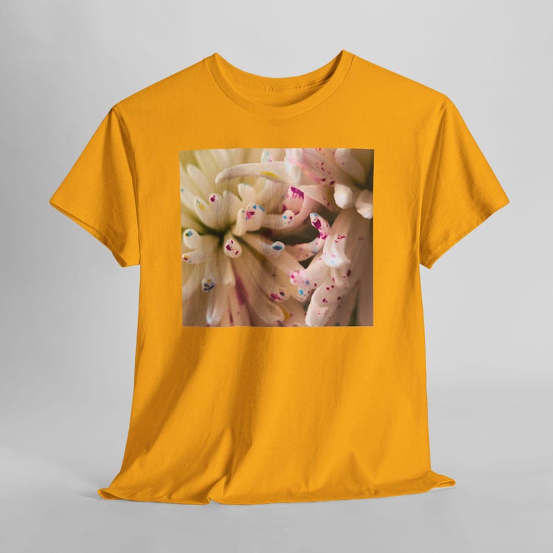 Camiseta con estampado floral y motas de color. Gold