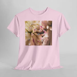 Camiseta con estampado floral y motas de color. Light Pink