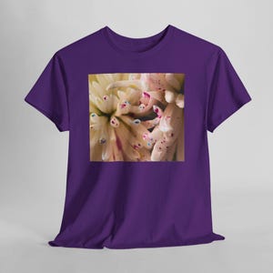 Camiseta con estampado floral y motas de color. Purple