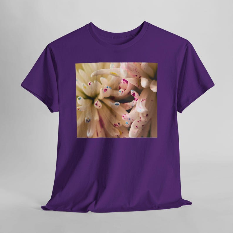 Camiseta con estampado floral y motas de color. Purple