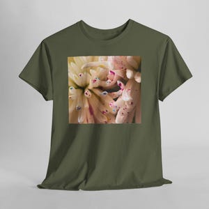 Camiseta con estampado floral y motas de color. Military Green