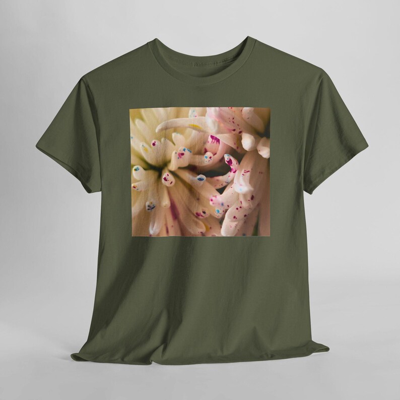 Camiseta con estampado floral y motas de color. Military Green