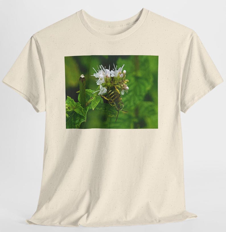 Maglietta fotografica Sweat Bee on Mint Flower – Maglietta per amanti della natura Natural