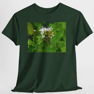 Maglietta fotografica Sweat Bee on Mint Flower – Maglietta per amanti della natura Forest Green