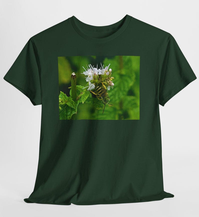 Maglietta fotografica Sweat Bee on Mint Flower – Maglietta per amanti della natura Forest Green
