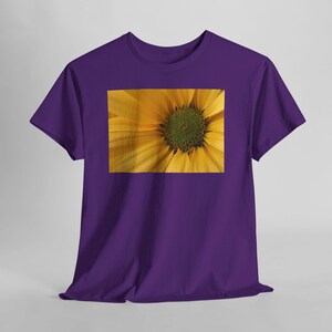 Sonnenblumen-T-Shirt mit Nahaufnahme, gelbes T-Shirt mit Naturblumenmotiv Purple