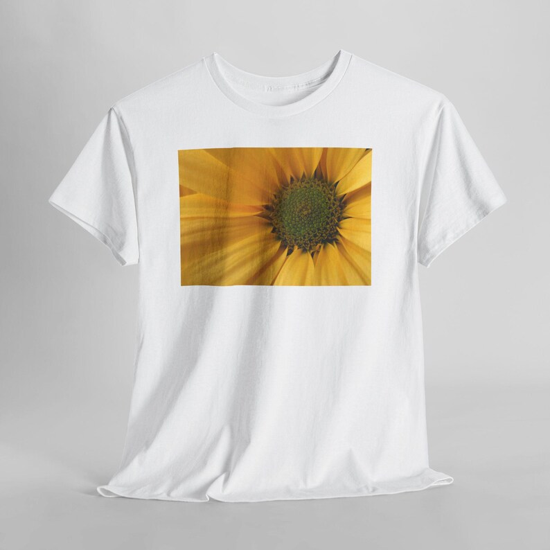 Sonnenblumen-T-Shirt mit Nahaufnahme, gelbes T-Shirt mit Naturblumenmotiv White
