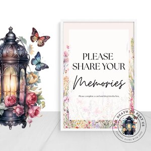 Könnte beinhalten: Ein gerahmtes Schild mit dem Text "PLEASE SHARE YOUR Memories", umgeben von floralen Illustrationen. Eine dekorative Laterne und Schmetterlinge befinden sich auf der linken Seite. Das Schild enthält den Text "Please complete a card and drop it in the box."