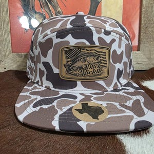 Gorra de camuflaje estilo retro de 7 paneles Ditch Pickle Brown.